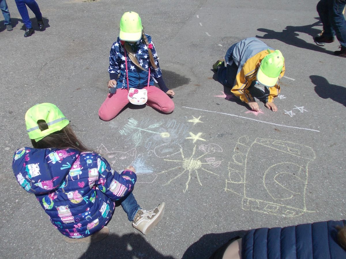 Рисование на асфальте мелками на день защиты детей